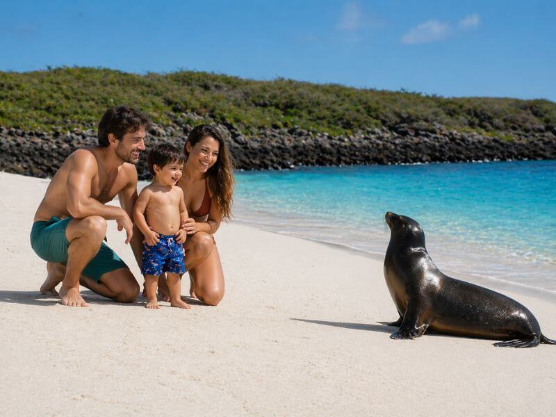 familia en galapagos con lobo marino